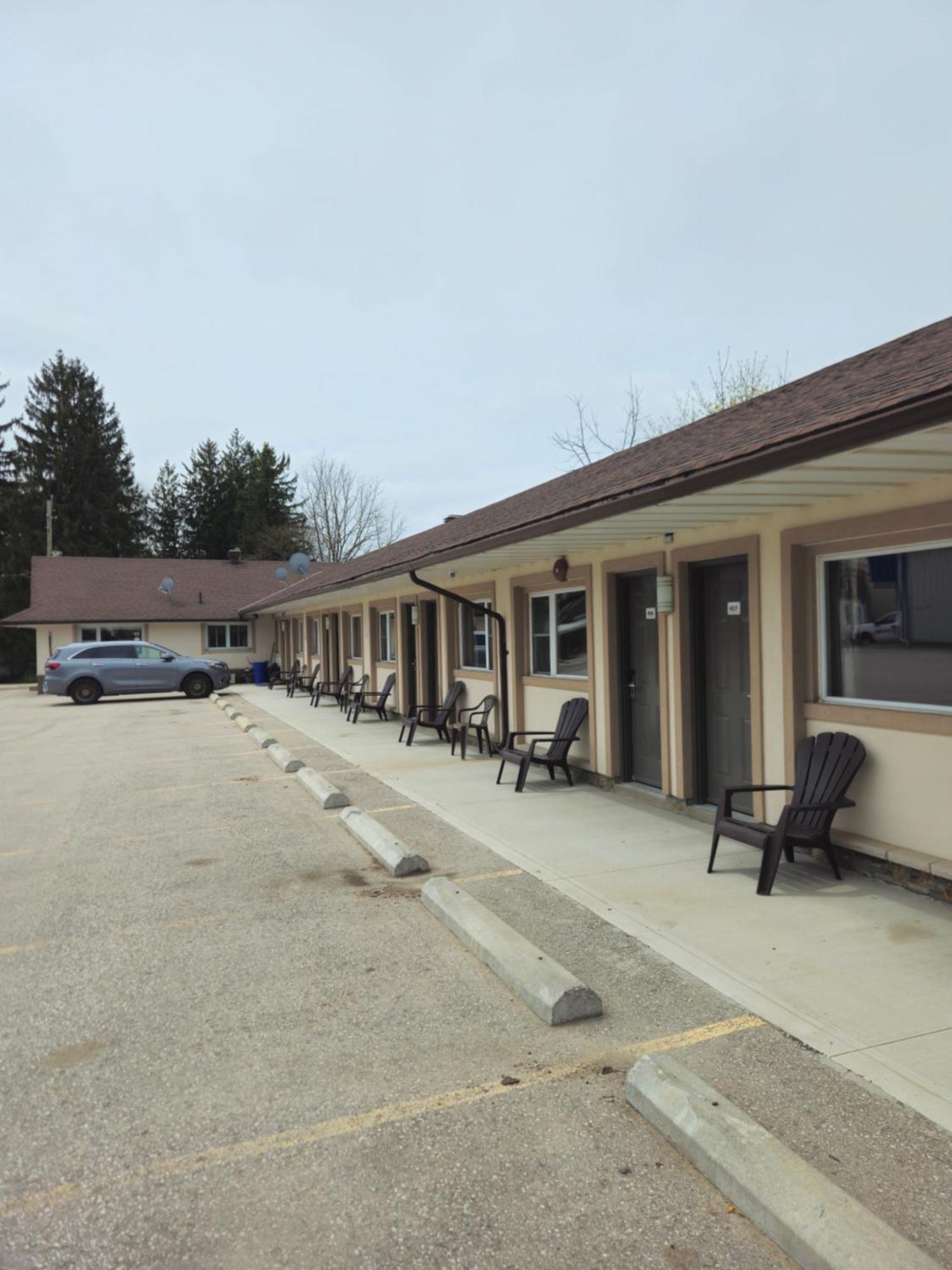 Forest Plaza Motel Mount Forest Экстерьер фото