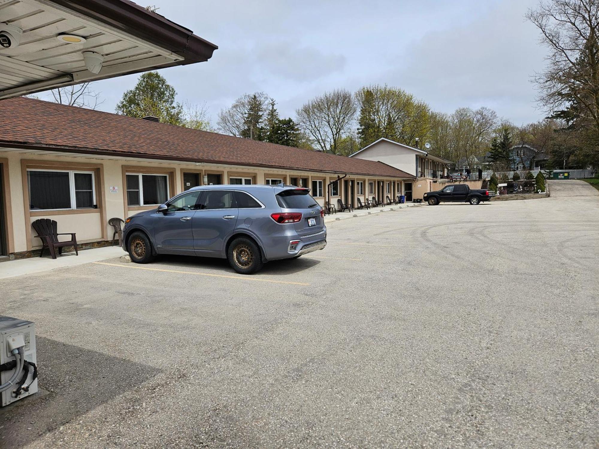 Forest Plaza Motel Mount Forest Экстерьер фото
